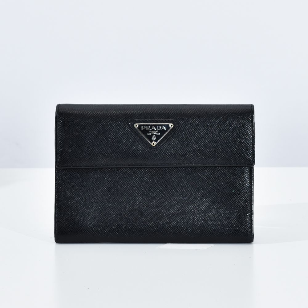 未使用級✨付属完備✨PRADA 三つ折り財布 サフィアーノ 三角ロゴ レザー 黒 中古USED PRADA 財布 3つ折り サフィアーノ ブラック ロゴ 29755