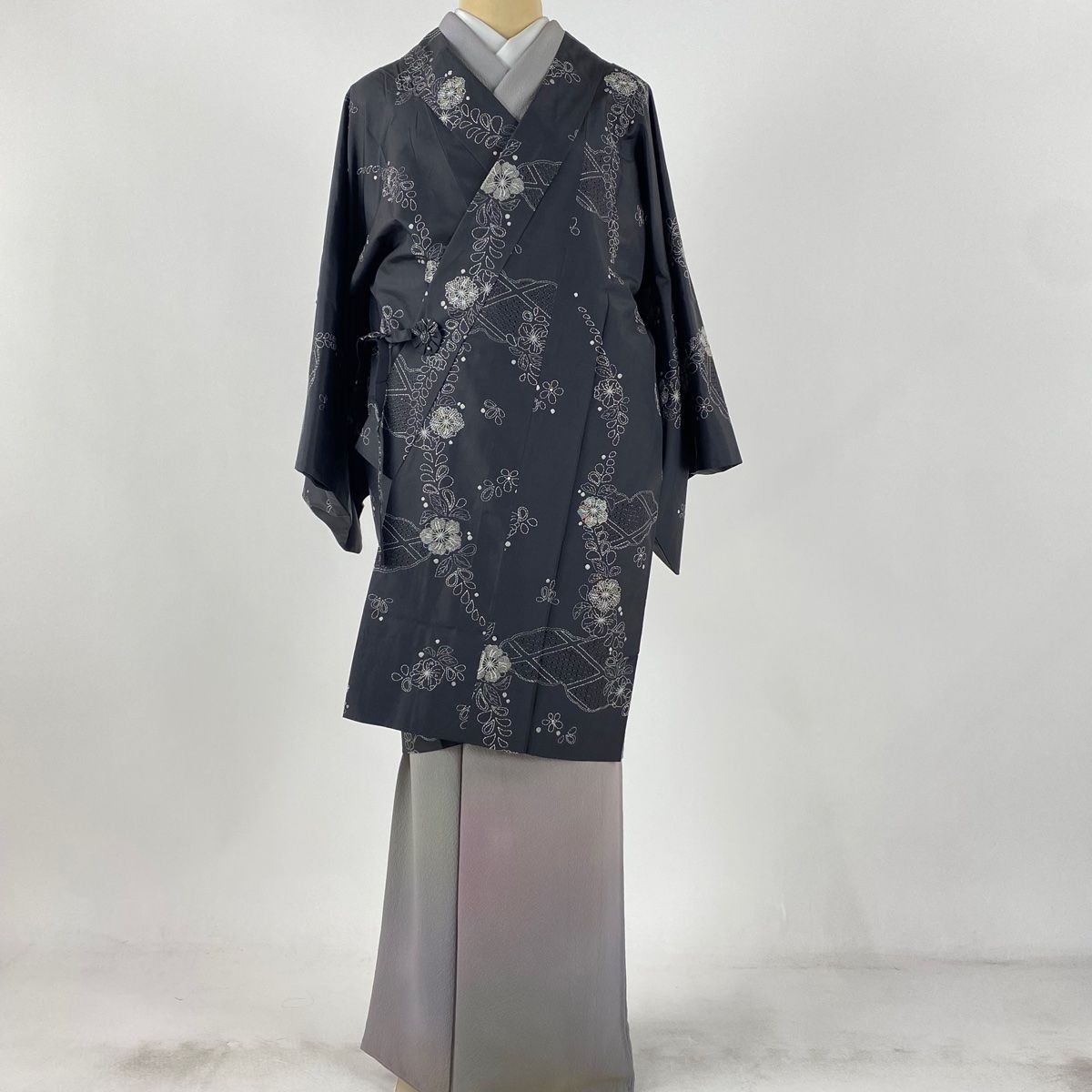 道中着 身丈92.5cm 裄丈65cm M 和装コート 紬地 草花 雲文 刺繍 墨色 正絹 名品