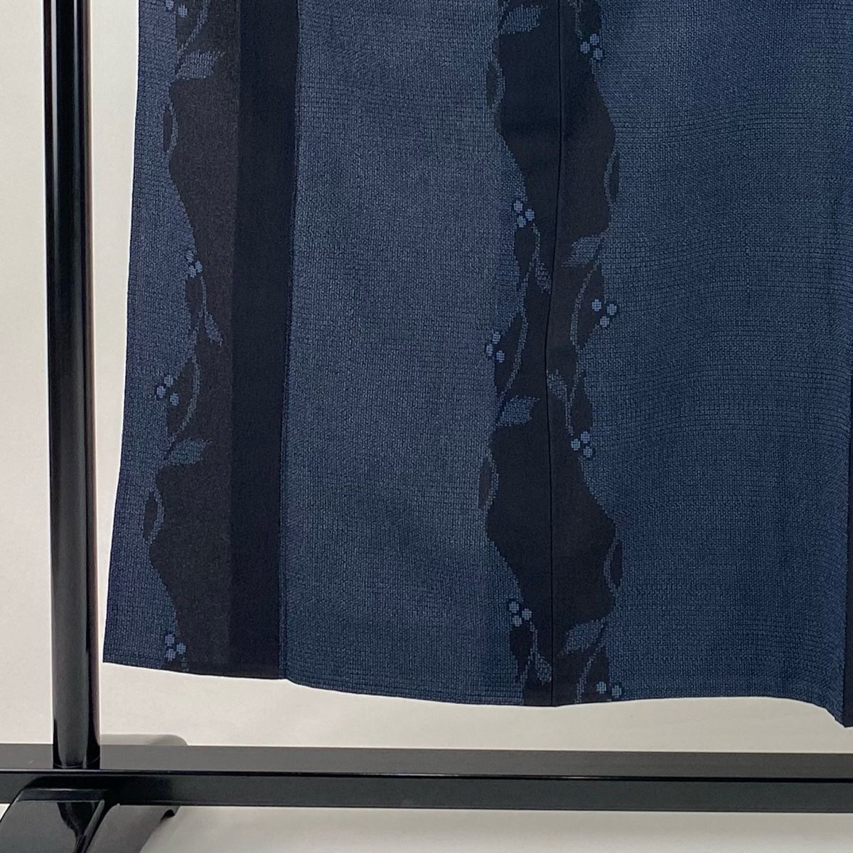 お召 身丈152cm 裄丈61.5cm S 単衣 葉と実 亀甲絣 紺色 正絹 秀品