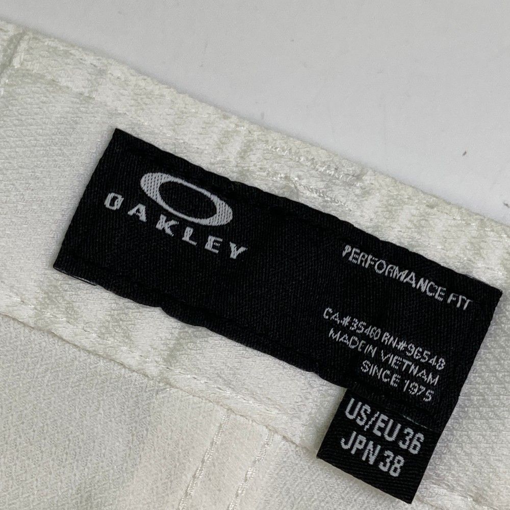 サイズ：38 OAKLEY オークリー FOA404134 コットン混 ストレッチパンツ スカル刺繍  ホワイト系 [240101455308] ゴルフウェア メンズ ストスト サイズ：38 OAKLEY オークリー FOA404134 コットン混 ストレッチ