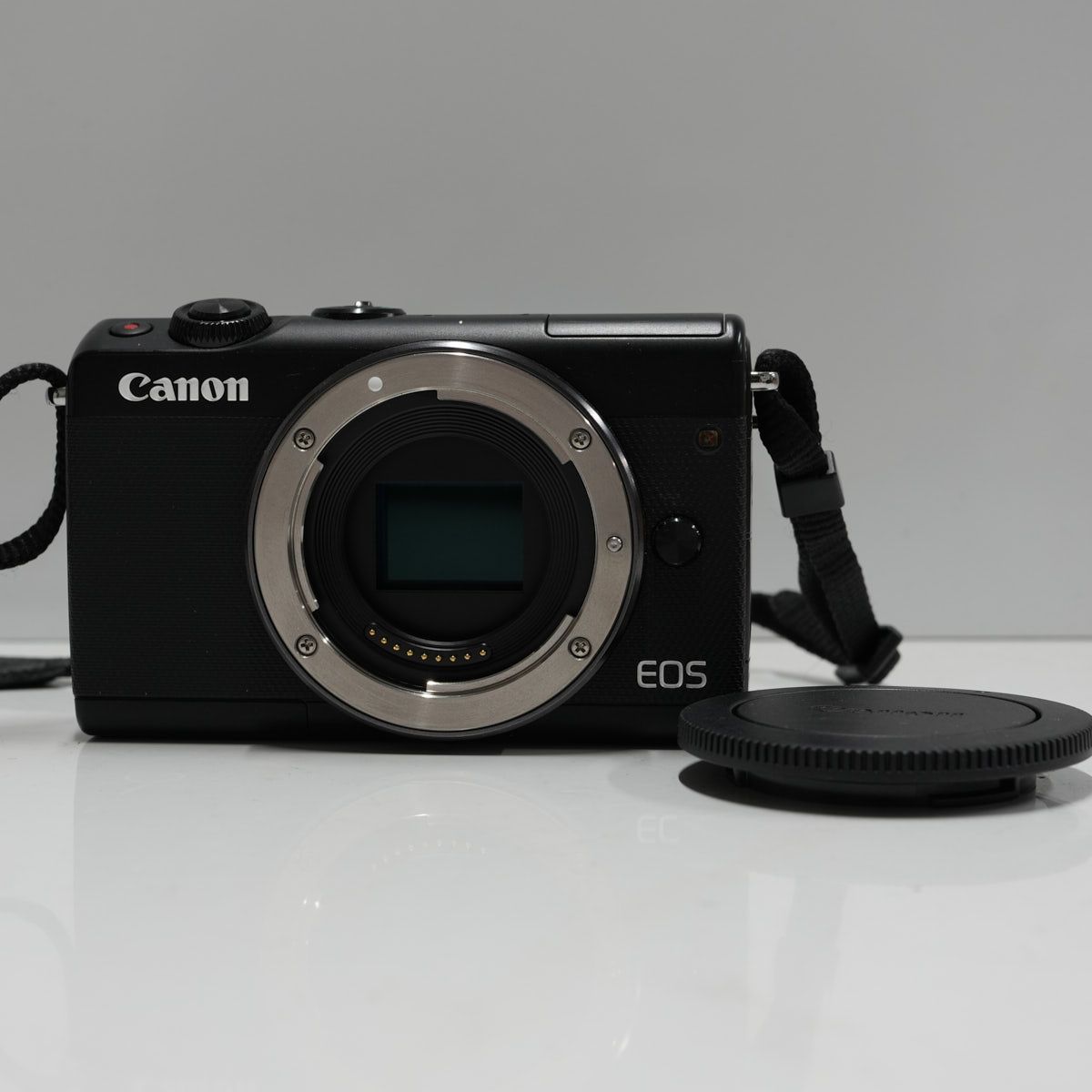 Canon EOS M100 ボディ USED超美品 本体+バッテリー APS-C Wi-Fi  