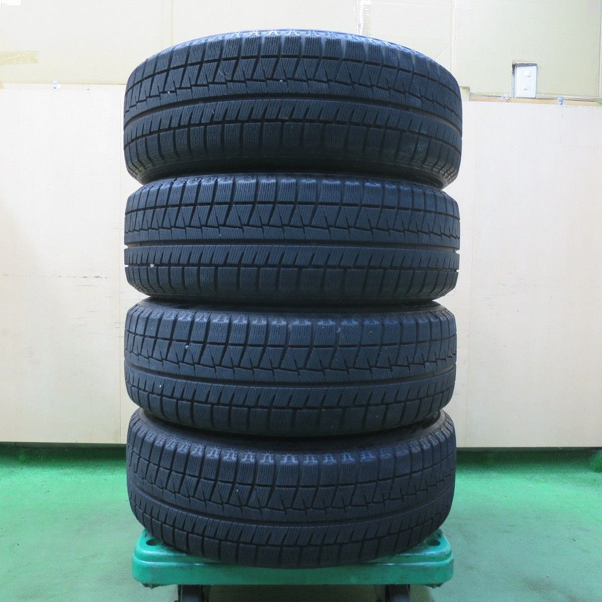 バリ溝 BRIDGESTONE REVOGZ 215/60R17 スタッドレス タイヤ 2016年製