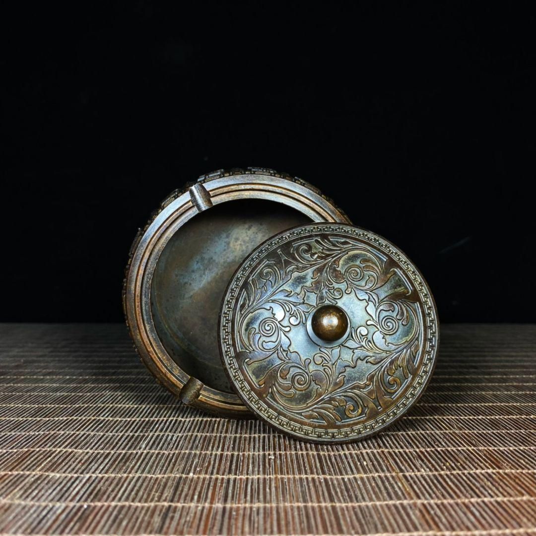 銅 細工  文字  レリーフ  灰皿  装飾品 工芸品美術品 置物 銅 細工 文字 レリーフ 灰皿 装飾品 工芸品美術品 置物 - メルカリ