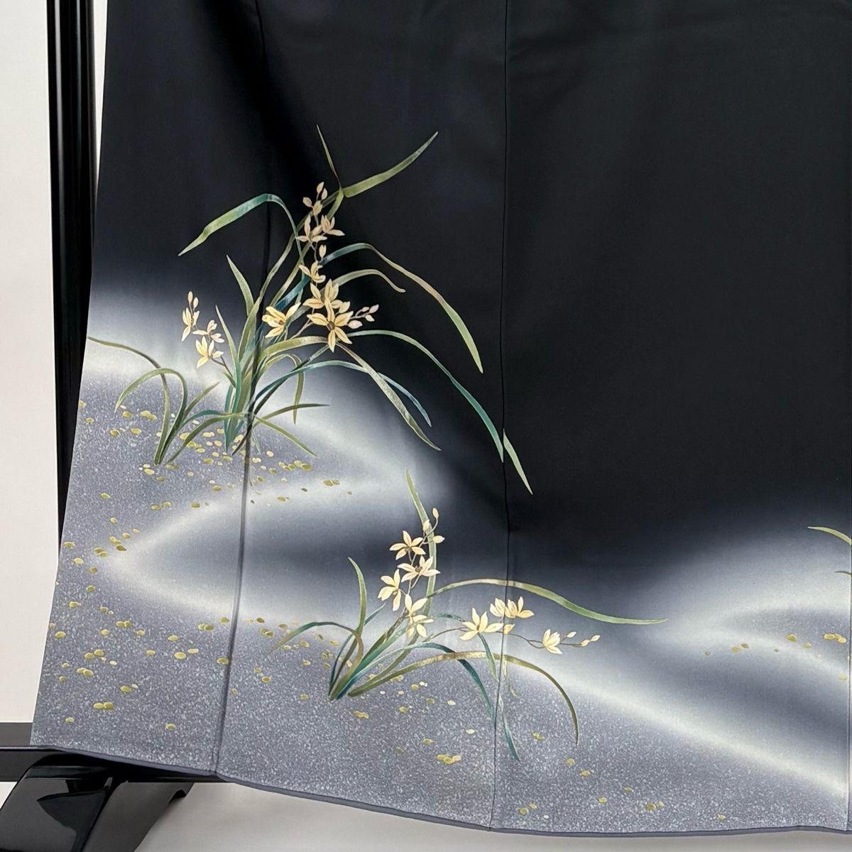 付下げ 身丈163cm 裄丈65cm M 袷 落款 草花 霞 金彩 ぼかし 黒 正絹 秀品