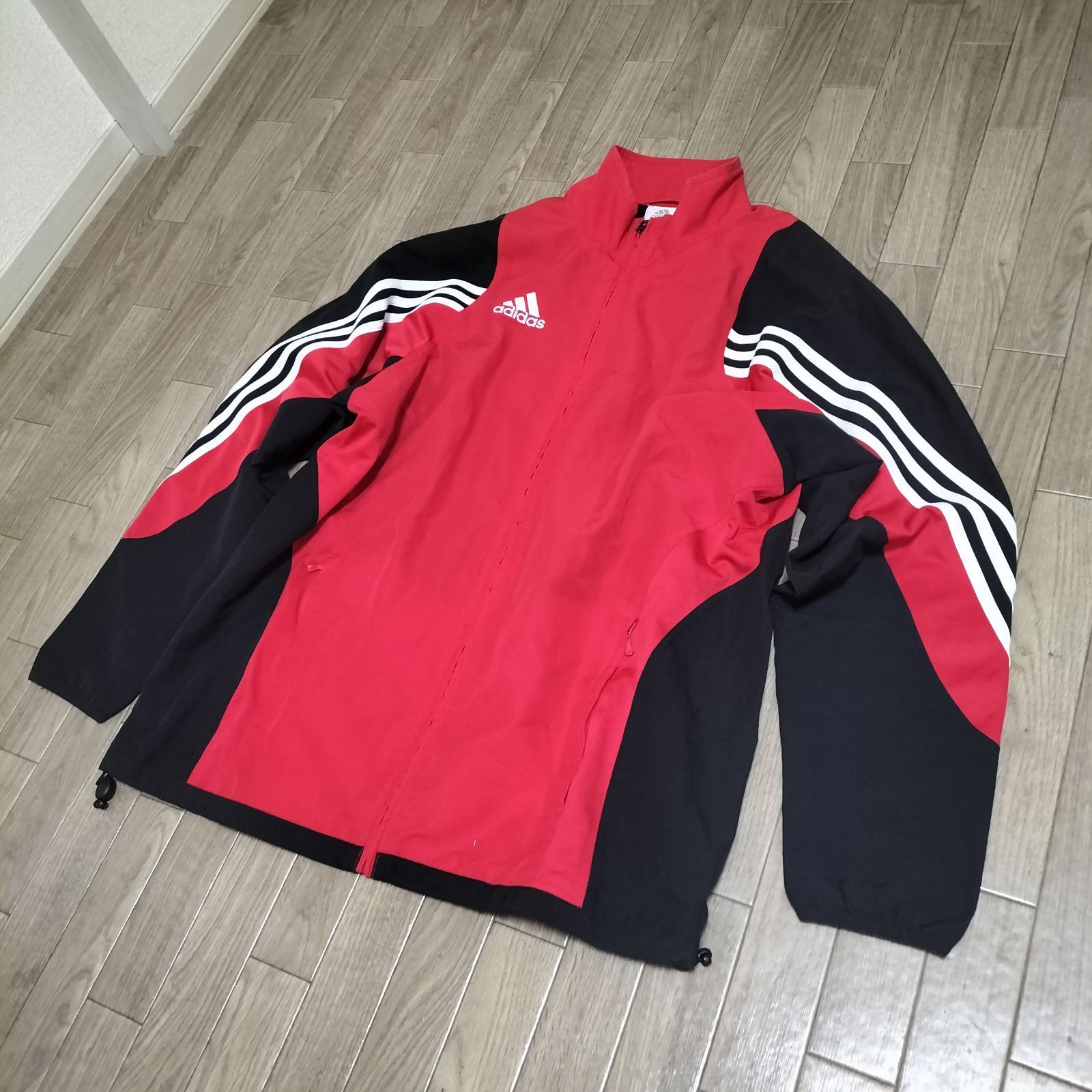 adidas セットアップ 黒×赤ライン パフォーマンスロゴ 万国旗 adidas - adidas セットアップ 黒×赤ライン パフォーマンスロゴ