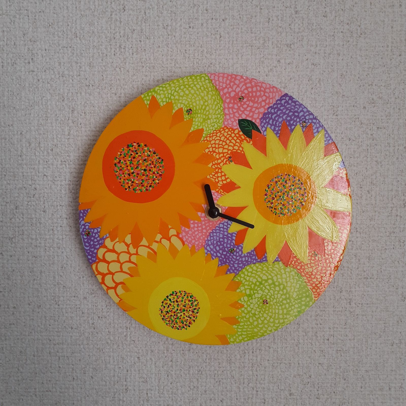 花とひまわりの時計 画家 小楠アキコ作品 白木にアクリル絵の具 - メルカリ