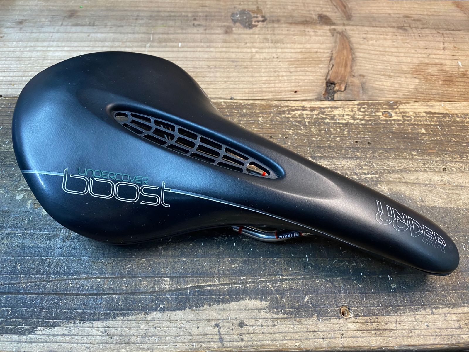 TIOGAサドル「SPYDER STRATUM TITANIUM 」チタンレール