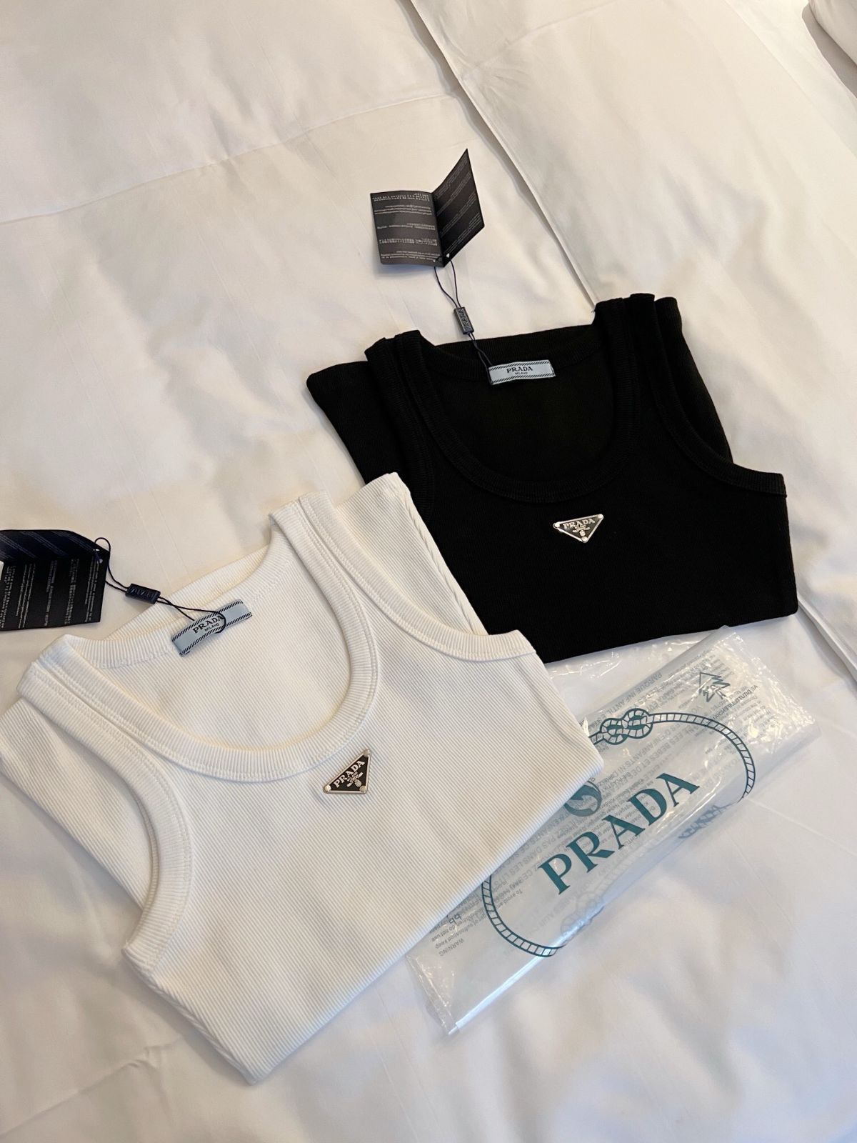 PRADA トライアングルロゴ タンクトップ