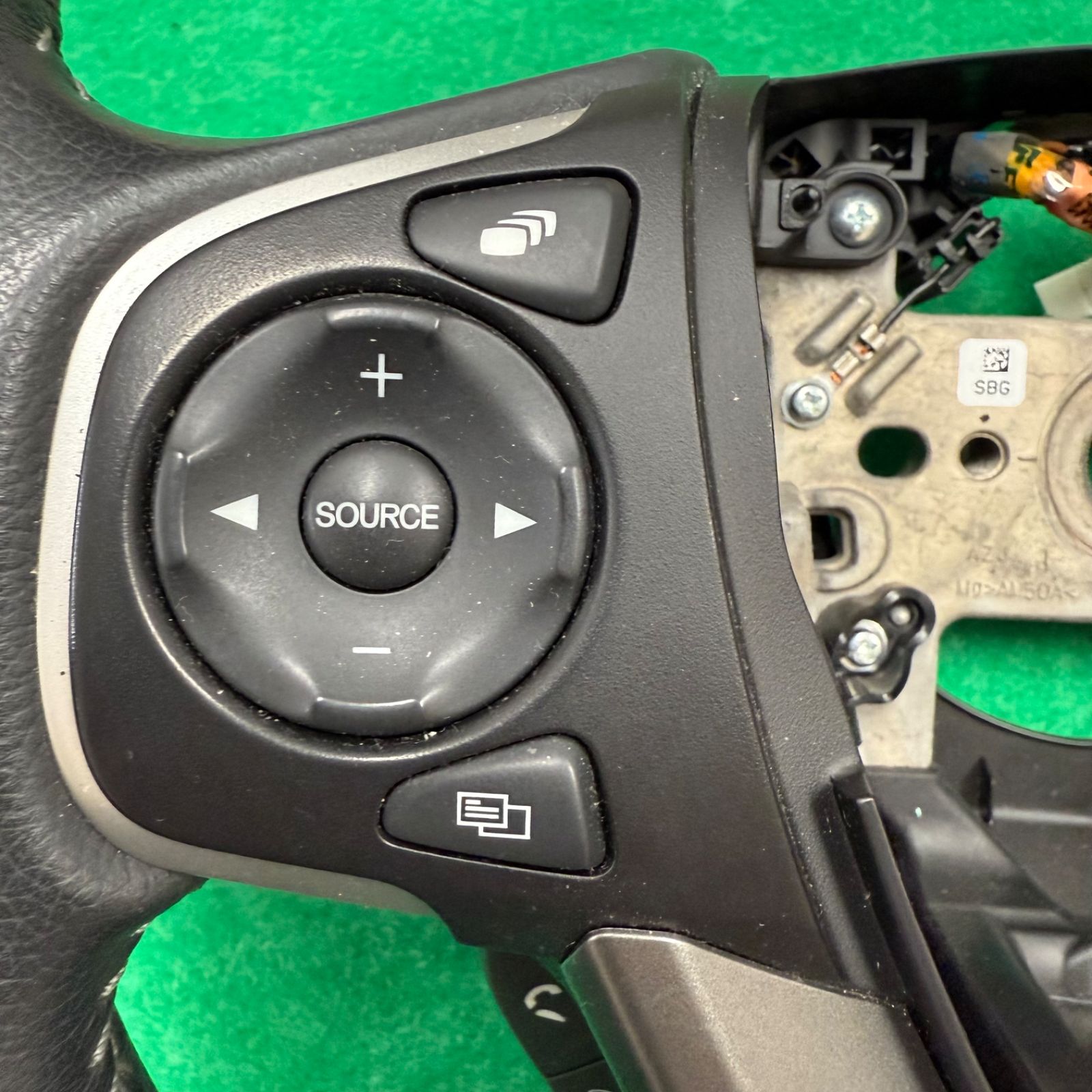 フリード　ＧＢ７　純正　レザー　ハンドル　スイッチ付　ステアリングホイール　中古 フリード GB5 純正 革 ステアリング ハンドル スイッチ GB5 GB6 GB7