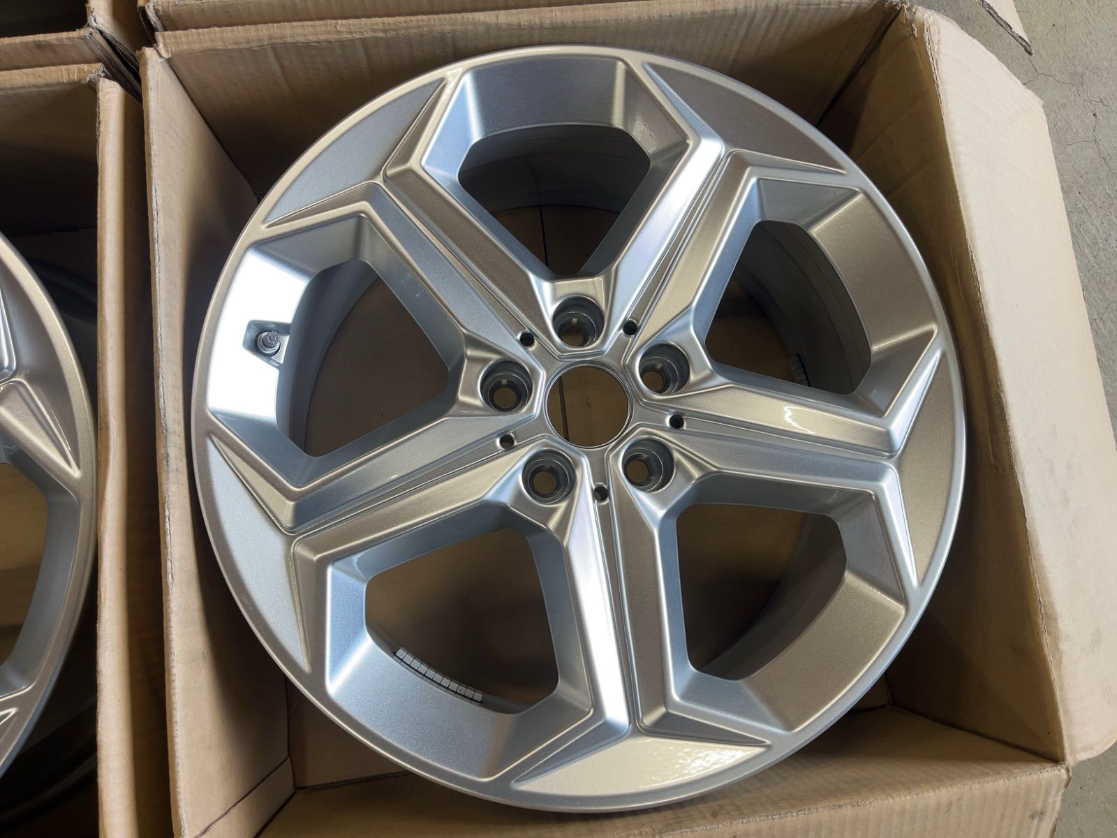 新車外し 18インチ