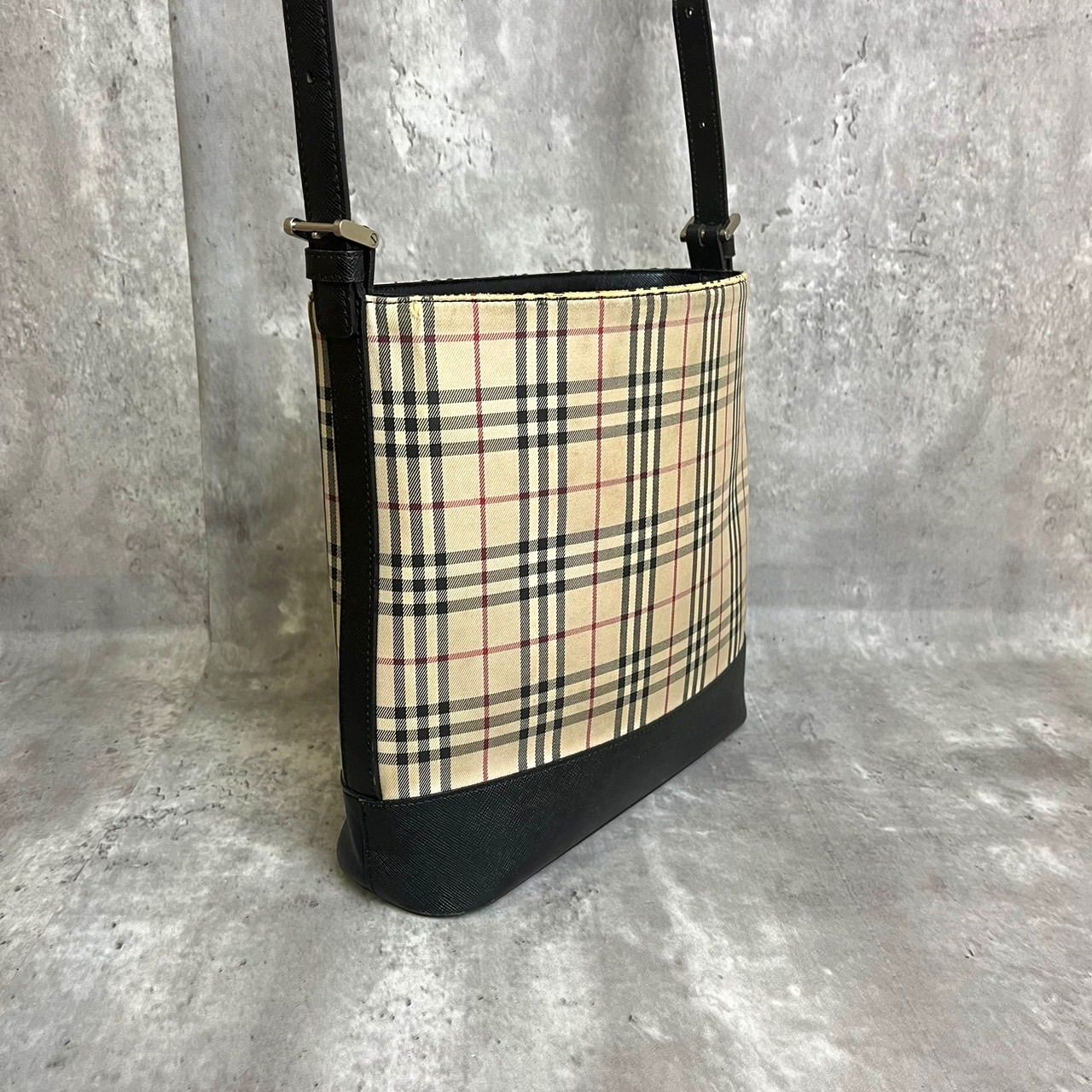 BURBERRY バーバリー　バケツ型バッグ　ノバチェック　レザー　ブラック BURBERRY ノバチェック キャンバスレザー バケツバッグ