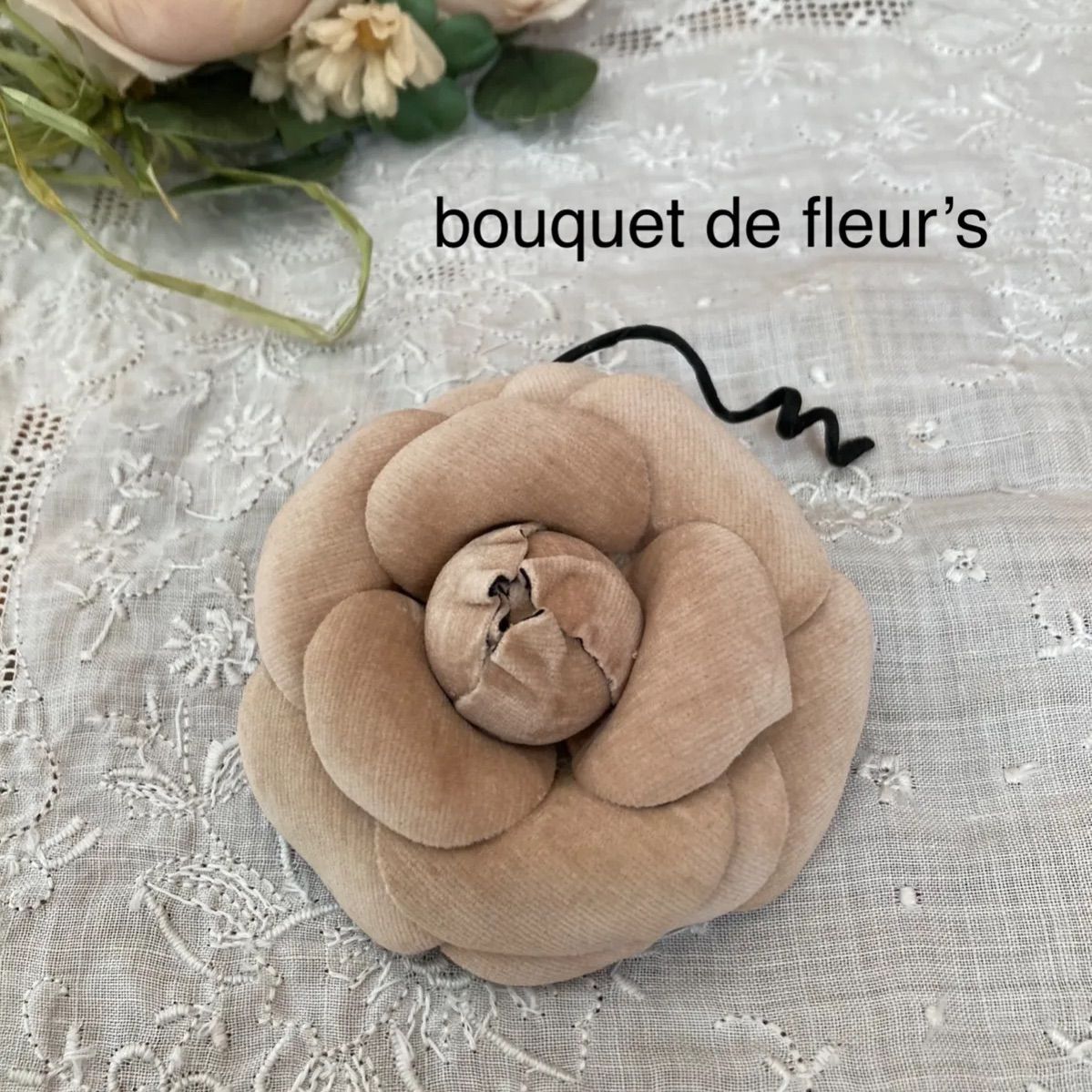 布花 カメリアコサージュ ビスケットベージュ 綿ビロード ハンドメイド 染花 - メルカリ