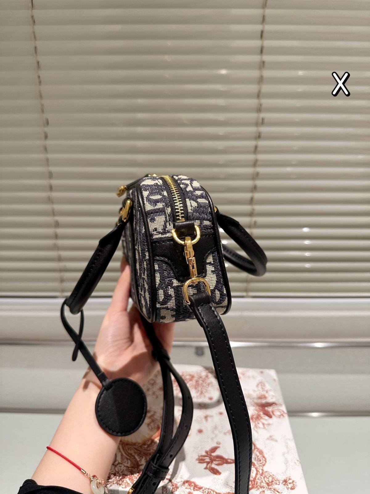 国内完売品♪ D-Vibe East-West Nano バッグ 今日特価】D-Vibe East-West 超ミニ ハンドバッグ - メルカリ