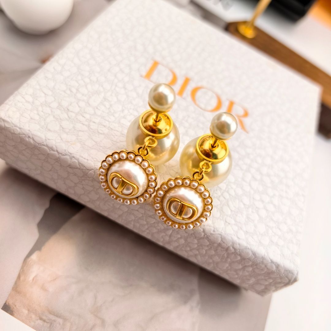 極美品 ディオ—ル-Dior ピアス CD 箱附 - メルカリ