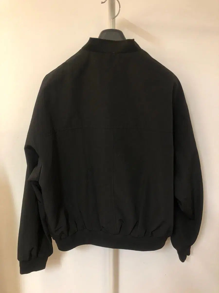 美品　THE TOE ボンバージャケット 黒（早く売りたい為値段交渉可能です） 新品タグ付き】ZARA サテンクロップドボンバージャケット(XS