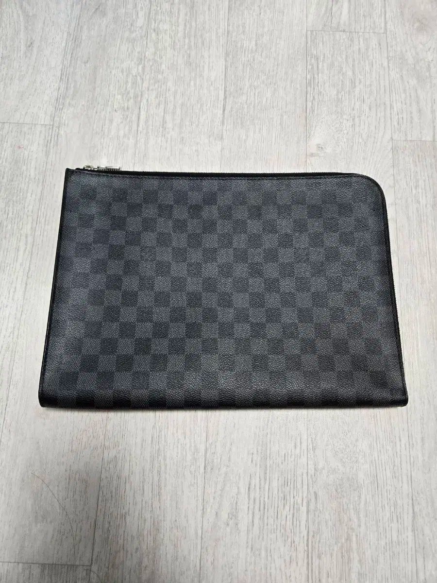 ルイヴィトン ダミエ グラファイト ポシェット ジュー GM クラッチバッグです