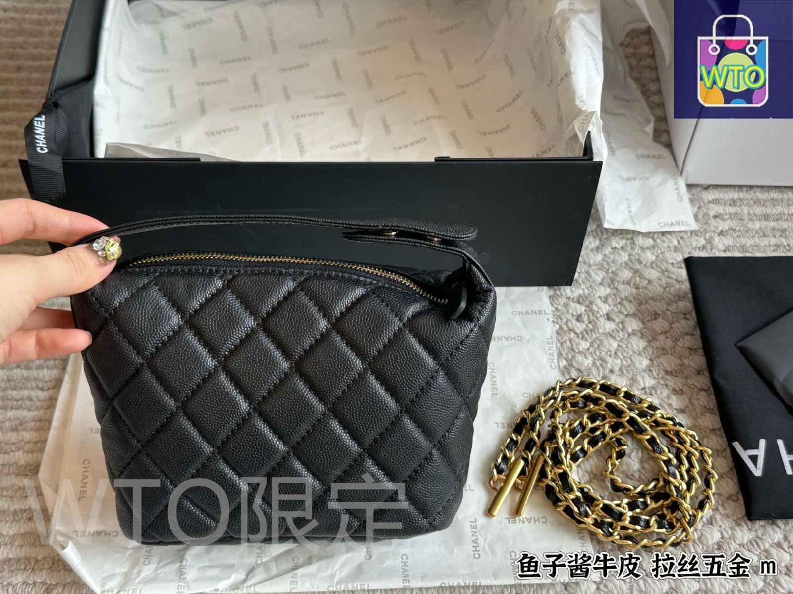 新品CHANEL ノベルティ　エンボスロゴ　革製ボックス　大サイズ 今日特価】Chanel 25P Embossed Logo Lunch Box Bag / シャネル