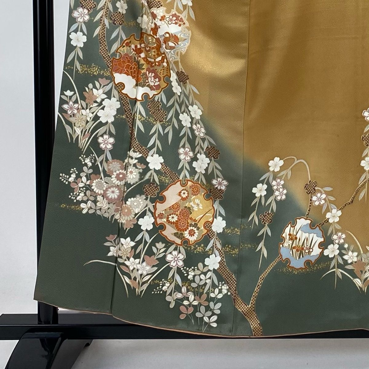 D538 振袖　枝垂れ桜　金彩　黒地　正絹　着物　袷　美品 振袖 身丈170cm 裄丈68.5cm L 袷 雪輪 桜 銀通し 刺繍 黒 正絹