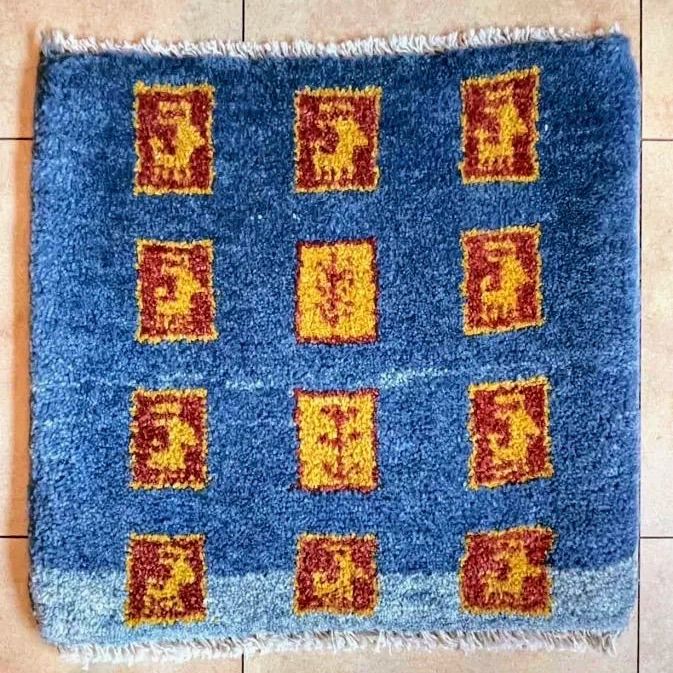 ギャッベ座布団 大きめ ペルシャ 本物 手織り サイズ 42\45 cm ギャッベ 本物 ペルシャ ギャベ 手織り 大きめ ギャッベ座布団 - メルカリ