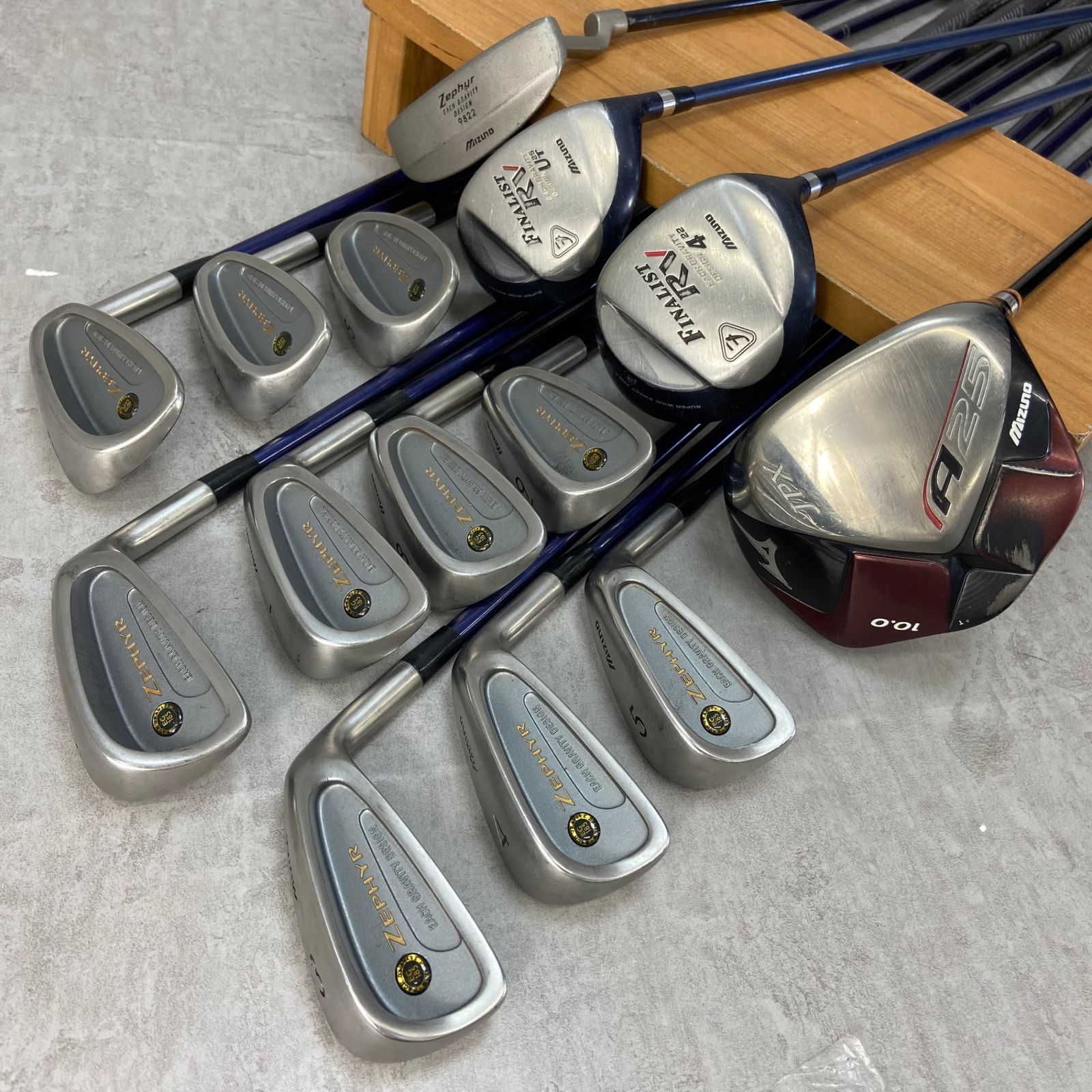 ナイキ　ゼクシオ　メンズゴルフ14本セット　カーボン　右利き用　キャディバッグ ミズノ メンズゴルフ14本セット カーボン 右利き用 キャディ