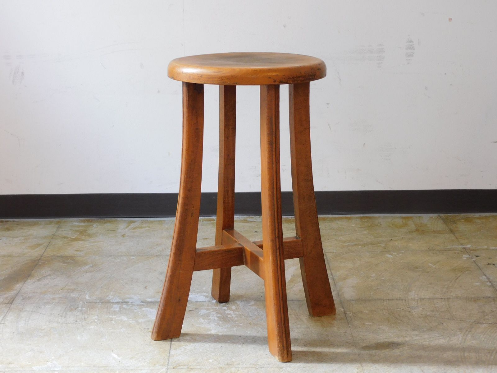 ふるい木味の丸椅子・スツール HK-a-04852 / 木製 古道具 アンティーク ブナ ビーチ 無垢材 シャビー ヴィンテージ イス チェア
