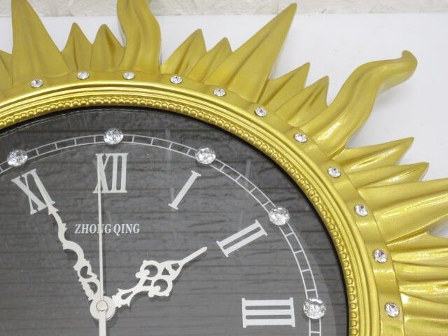 ss2898　未使用品　大きな太陽の掛時計　ゴールド　直径63cm　大型　樹脂製　輸入雑貨　太陽の掛け時計　アナログ　連続秒針　金　Sun Clock 　　　　　　　彫刻　レリーフ　デザイン　オシャレ　インテリア ss2898 【未使用品】 大きな太陽の掛時計 ゴールド 直径63cm 太陽の