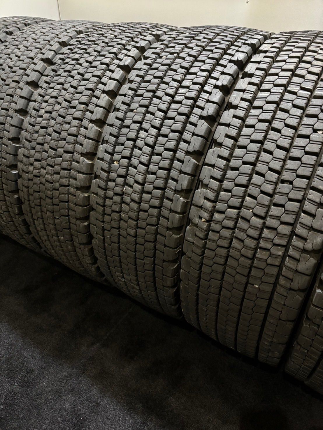 245/70R19.5 136/134J BRIDGESTONE/W900 23年製 スタッドレス 6本 ブリヂストン 4軸低床 トラックタイヤ (2-G952)