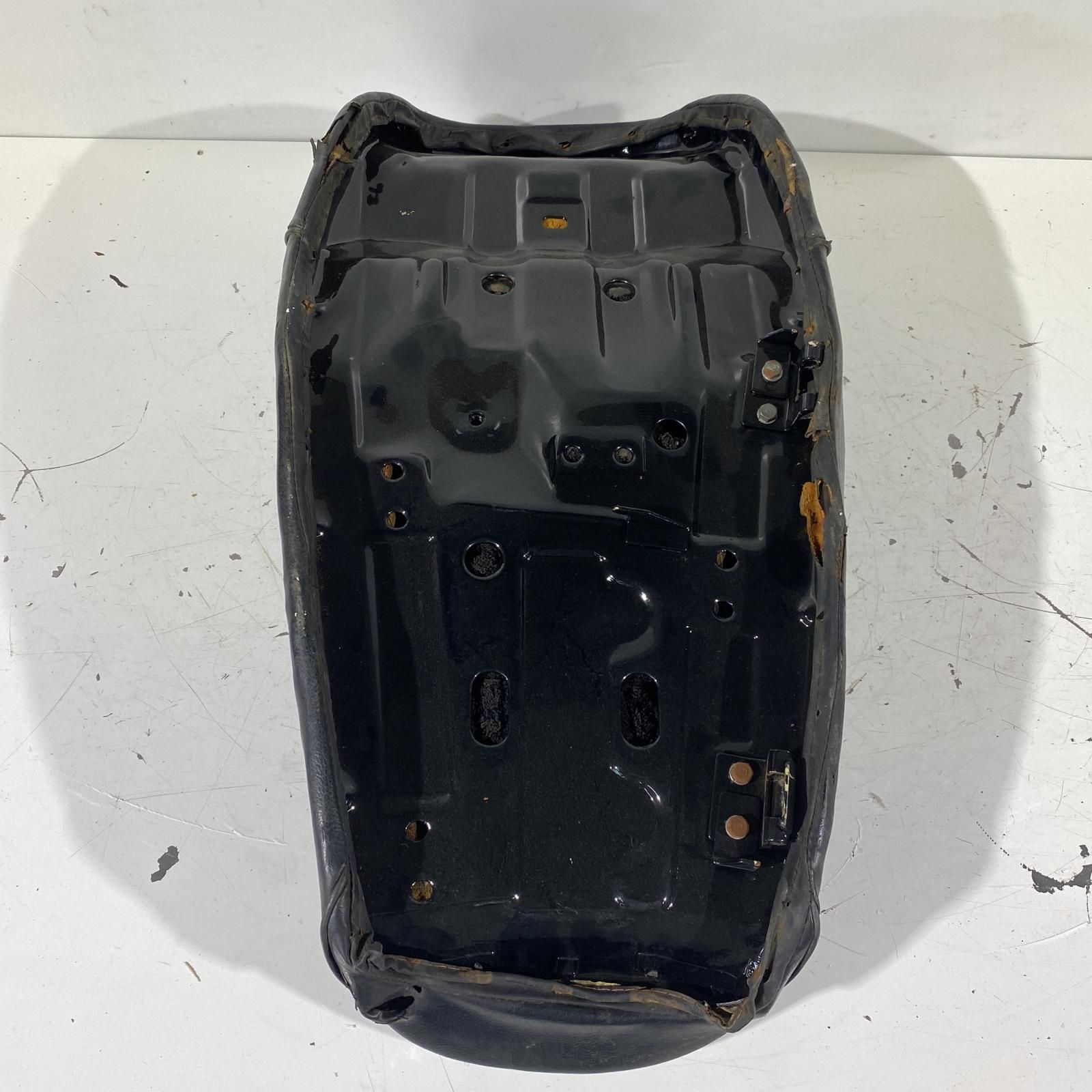 Z250FT 鋲打ち 黒皮 変形 タックロールシート （カワサキ