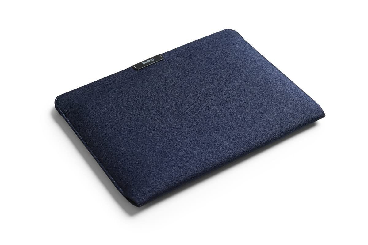 Bellroy Laptop Sleeve 16インチのMacbook Pro 耐水性のあるリサイクル素材 マグネット式開閉 - Navy