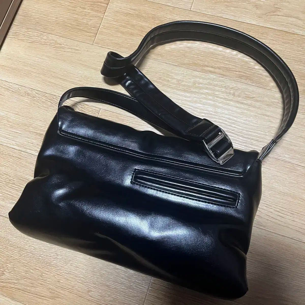 スローブイエナ　スタンドオイル　ショルダーバッグ　ブラック SLOBE IENA（スローブイエナ）の「STAND OIL/スタンドオイル