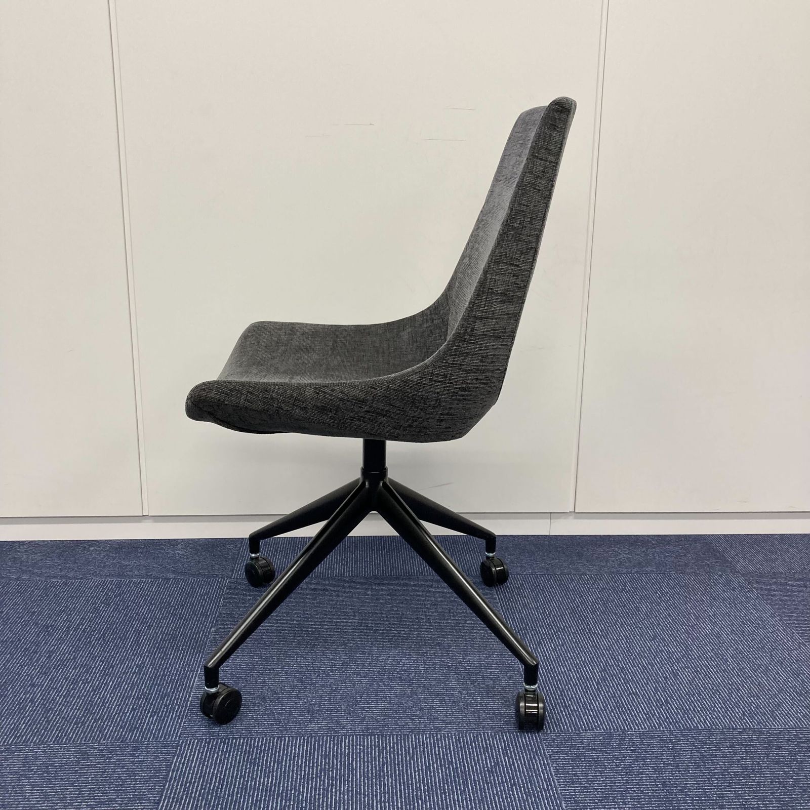 【中古 S(美品)】EMA(エマ) ミーティングチェア / グレー系 中古 S(美品)】EMA(エマ) ミーティングチェア / グレー系
