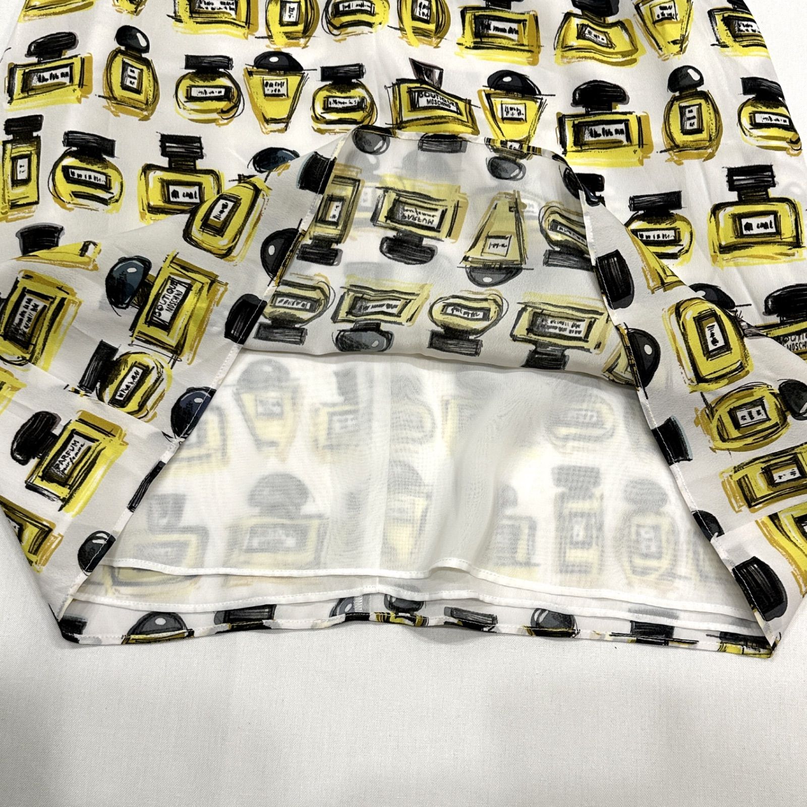 新品　タグ付き　moschino ワンピース 新品タグ付き 絹 MOSCHINO 香水柄 シルク パフューム ワンピース