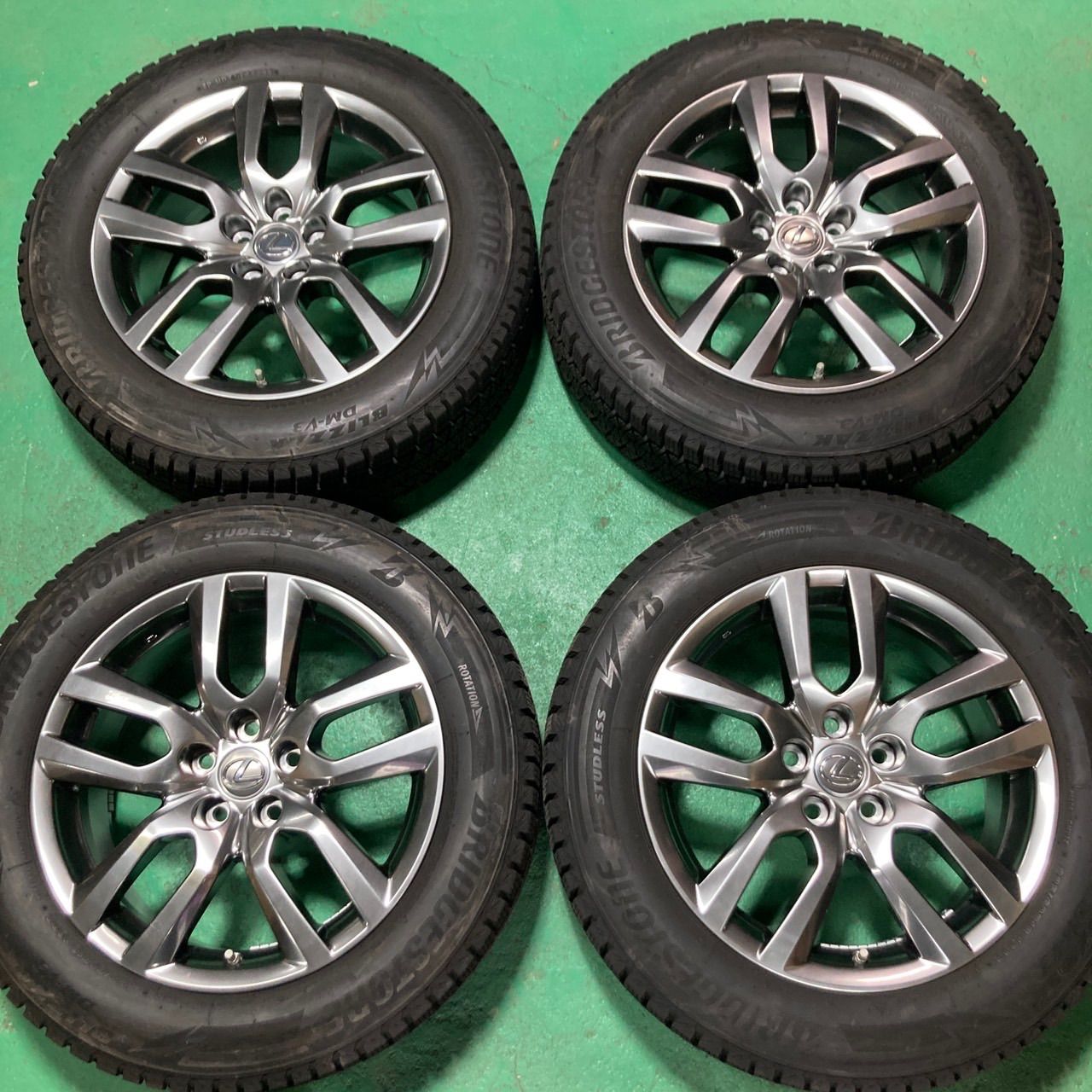 トヨタ純正ボルト対応 クラウンクロスオーバー BSスタッドレス225