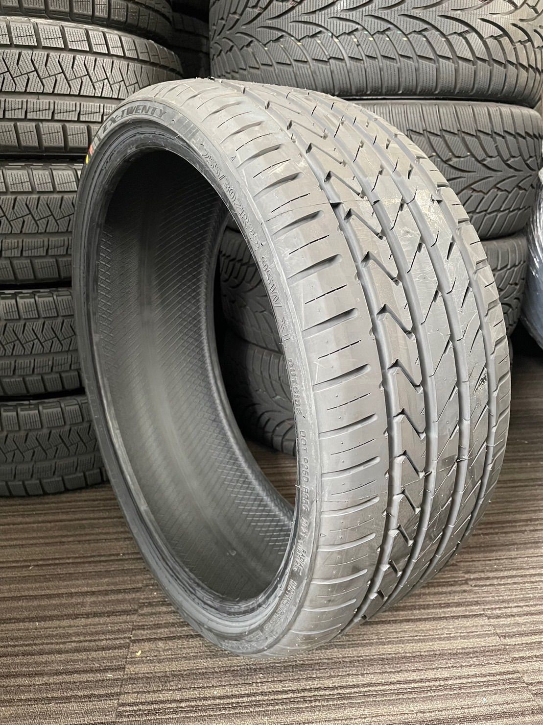 LEXANI TIRE LX-TWENTY 255/30R22 1本 - メルカリ