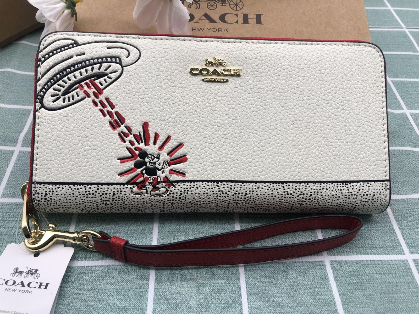 COACH コーチ財布 長財布   クーポン配布 ミッキーマウス ギフト ホワイト×レッド メンズ レディース ブランド プレゼント 贈り物 レザー ウォレット 新品  未使用 ロゴ シグネチャー CC171