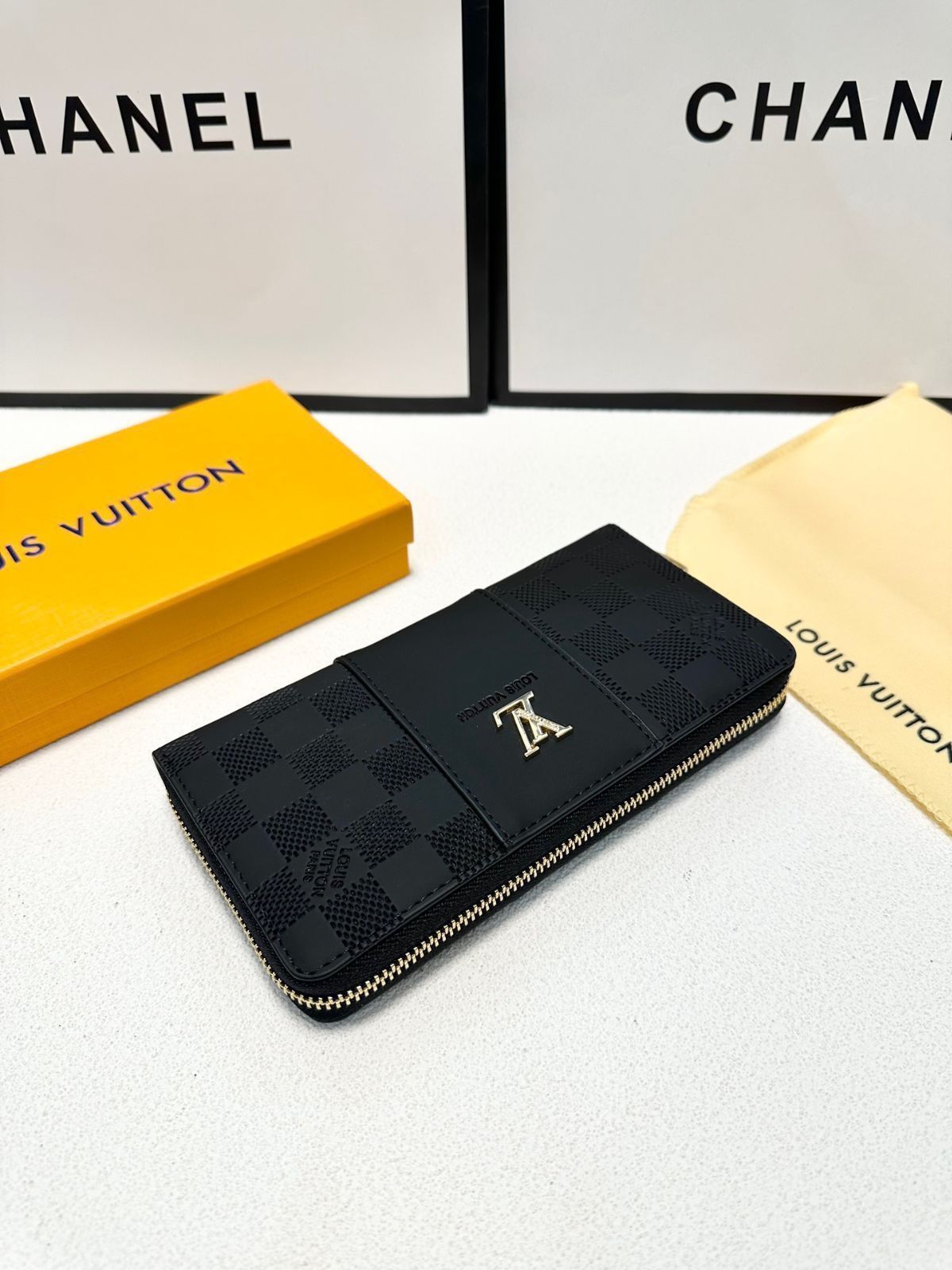 黒色の男性用ハンドバッグ