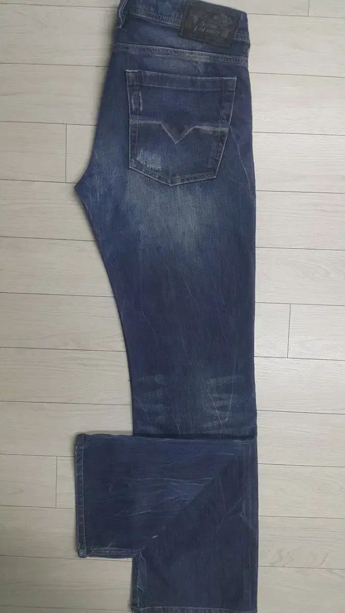 ディーゼル　ZATINY 34インチ Diesel Men's Zatiny Slim Micro-Bootcut Jean 0088Z, Denim
