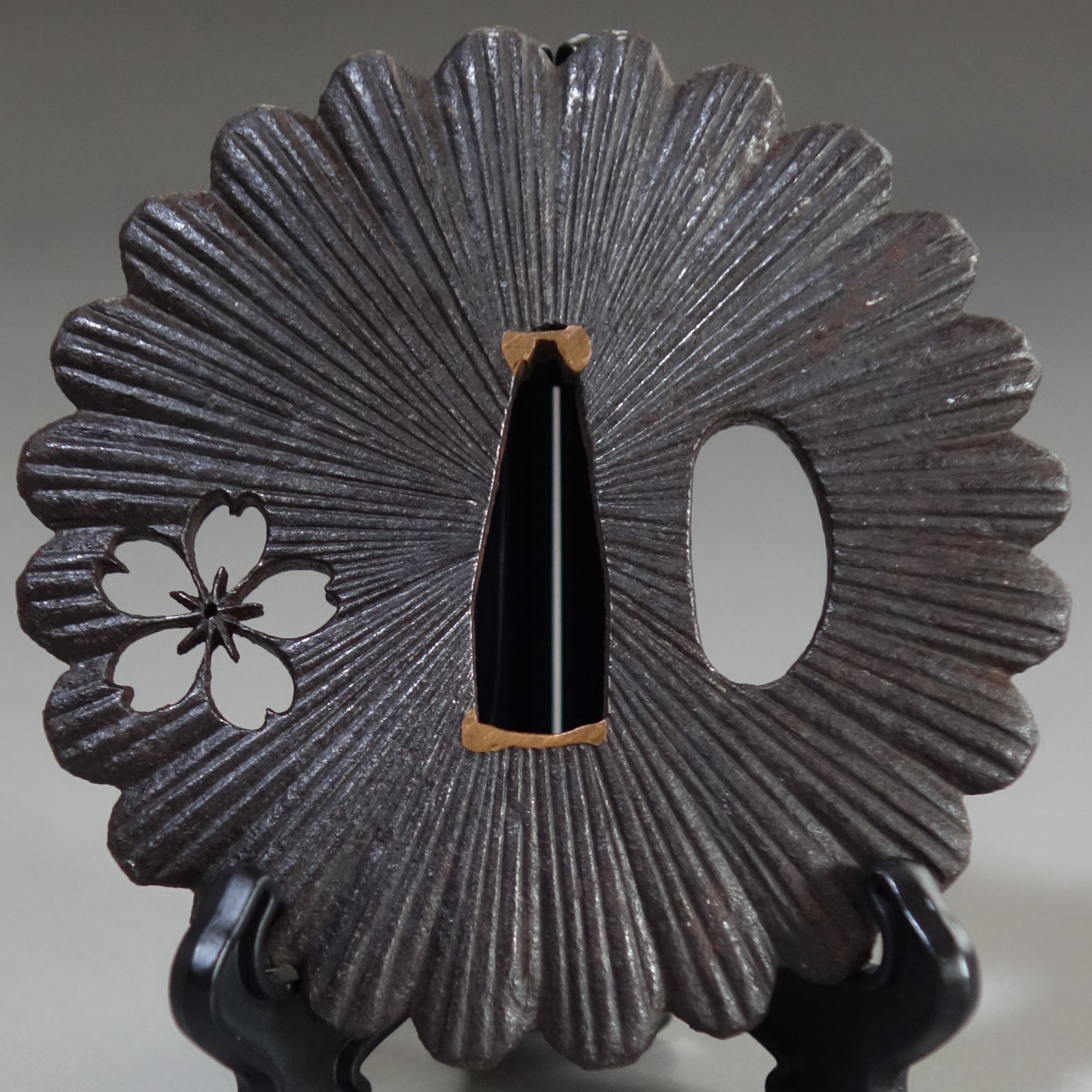 鍔 【 鉄地 甲冑師 菊花形阿弥陀鑢山桜紋小透鍔 】 日本刀 刀