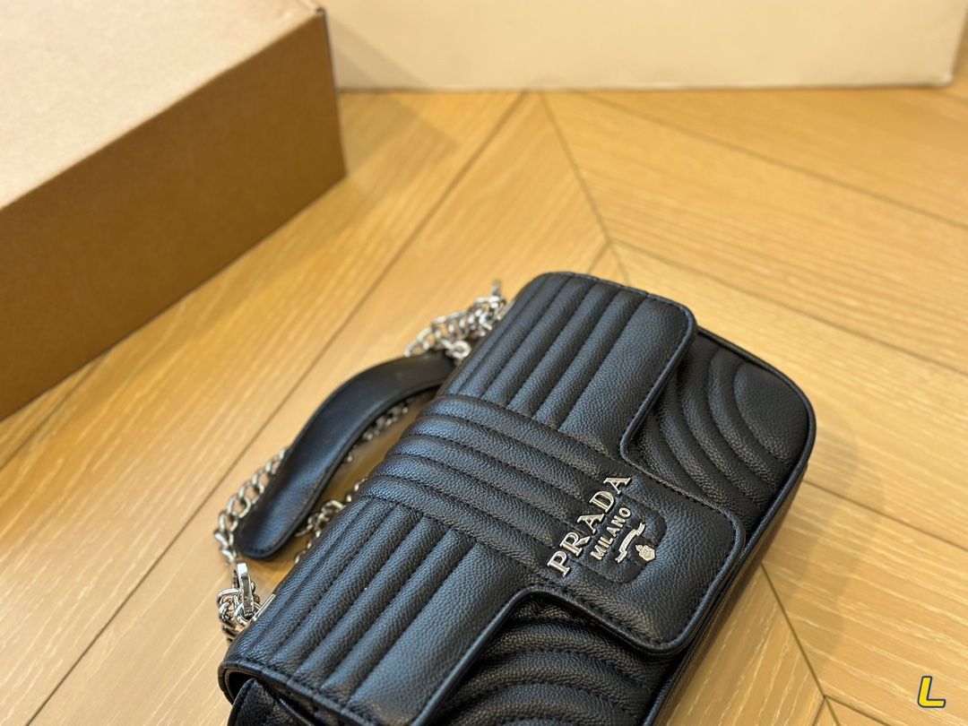 PRADA プラダ ショルダーバッグ  ショルダーバッグ >