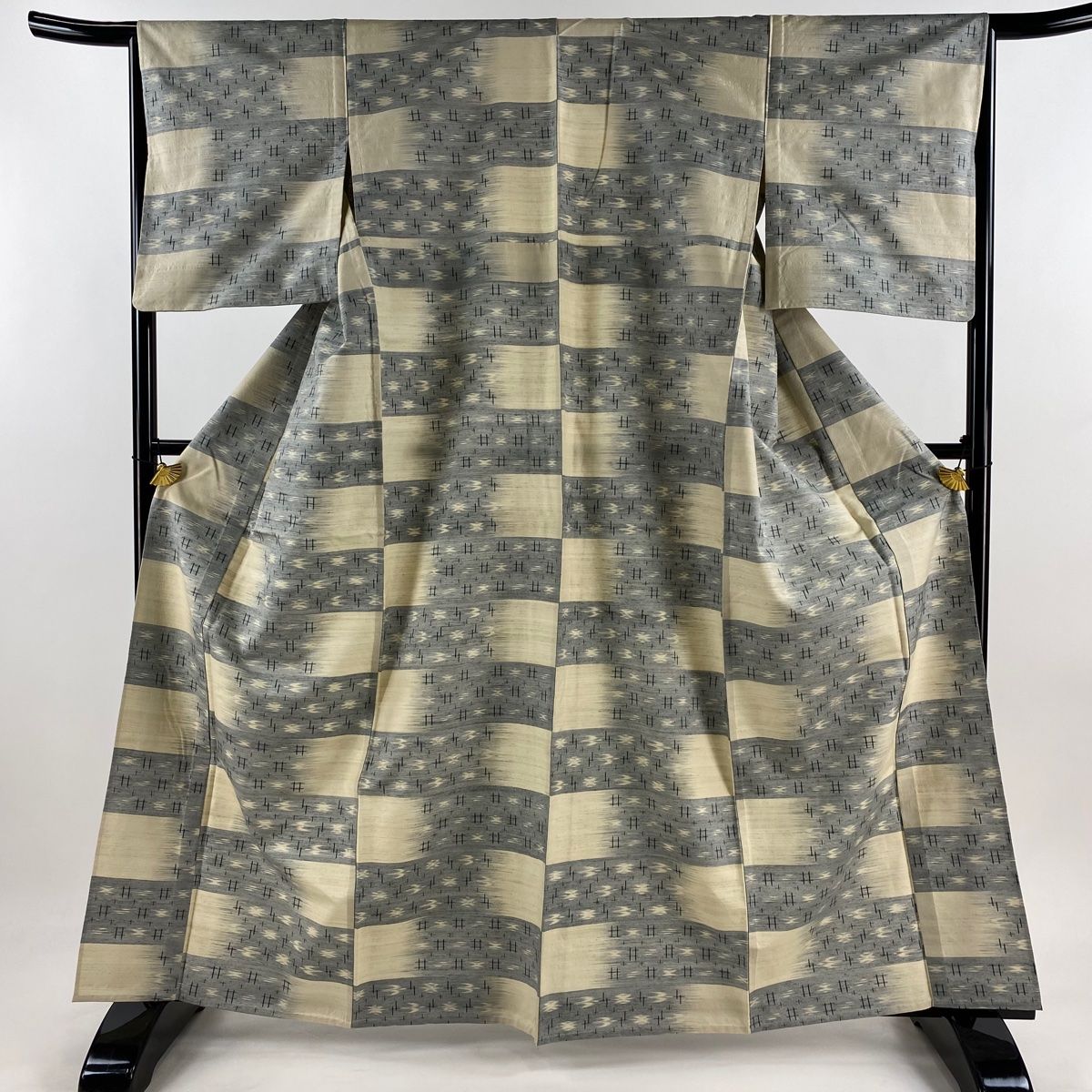 紬 身丈163.5cm 裄丈64cm M 単衣 井桁絣 燕 ベージュ 正絹 秀品