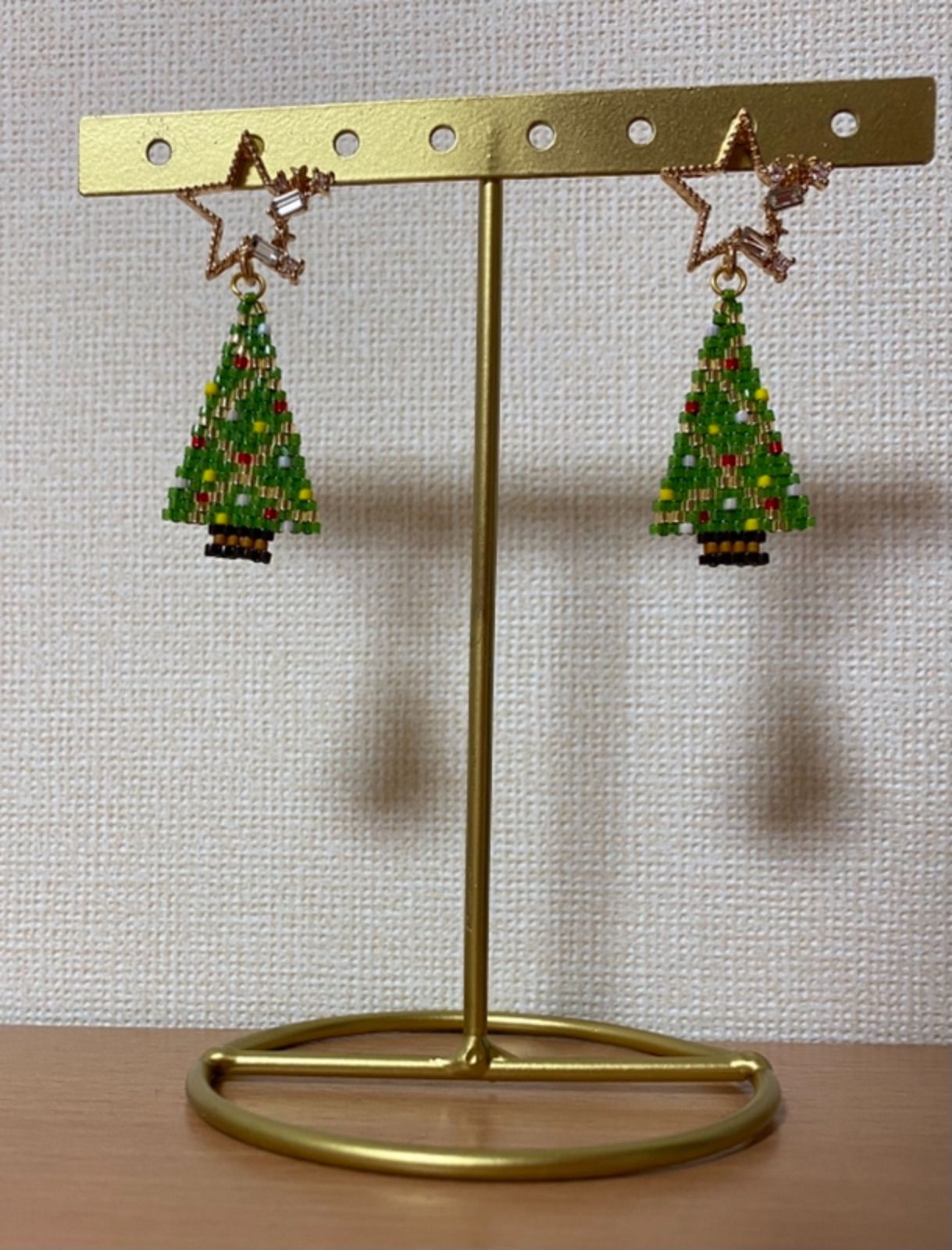 クリスマスツリーのピアス① - メルカリ