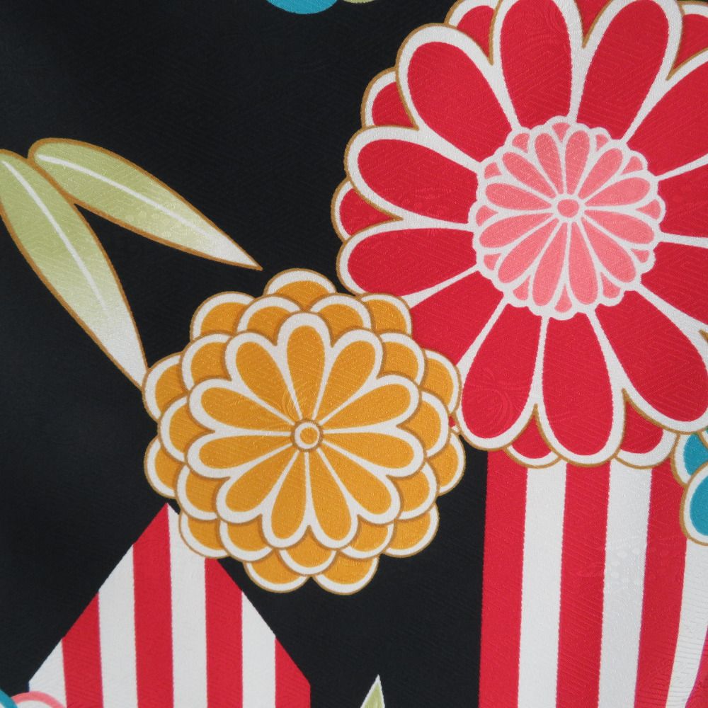  子供着物 女の子用 四つ身 襦袢セット ポリエステル 黒色ｘ多色 矢羽根に花模様 洗える 子供きもの 女児 七五三 祝着 身丈134.5 cm 着物 着物ドレス 着物 浴衣 和小物