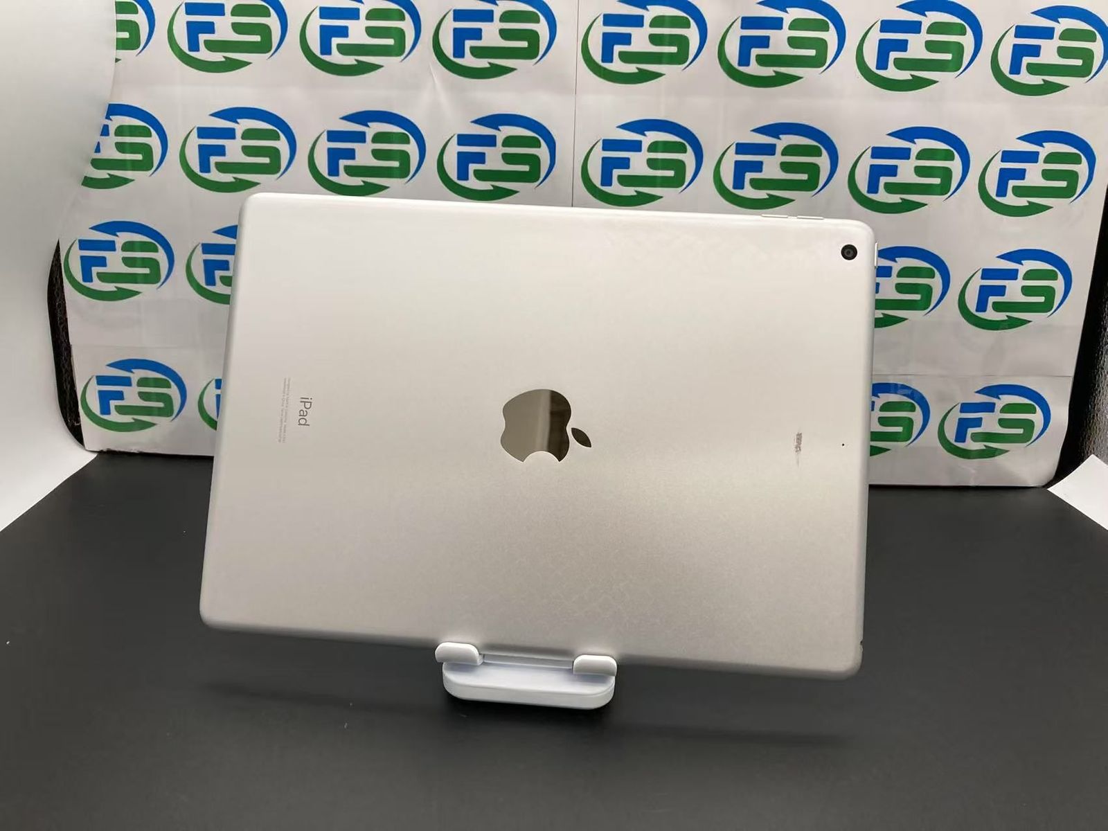 iPad 第7世代 128GB シルバー Wi-Fiモデル 軽度使用感あり バッテリー96% 充電器付き