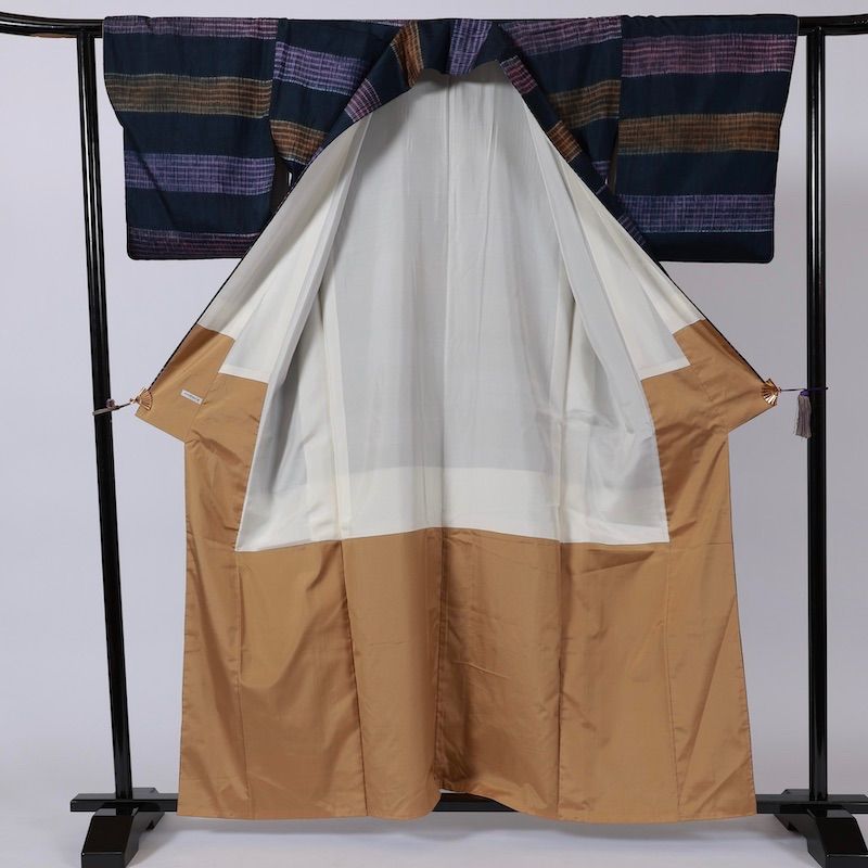 着物 紬 縫い取り絞り 横段 藍 紫 茶 /1123 - キモノリザーブ - メルカリ