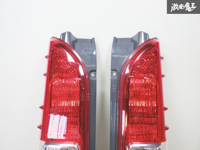 ☆新車外し☆ TOYOTA トヨタ 純正 200 ハイエース テールランプ