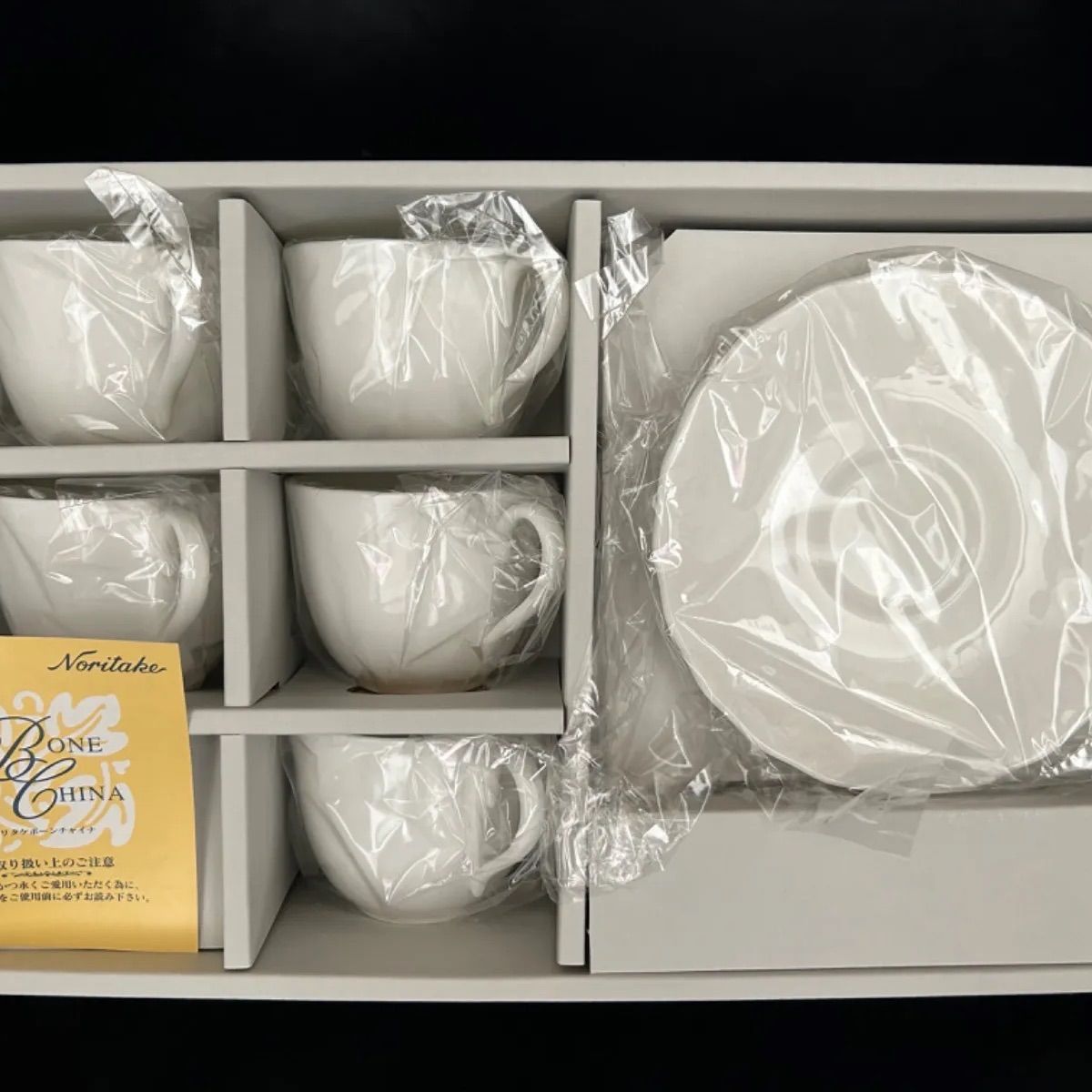 Noritake BONE CHINA クリスマス皿　 カップソーサー 2セット Noritake BONE CHINA クリスマス皿 カップソーサー 2セット