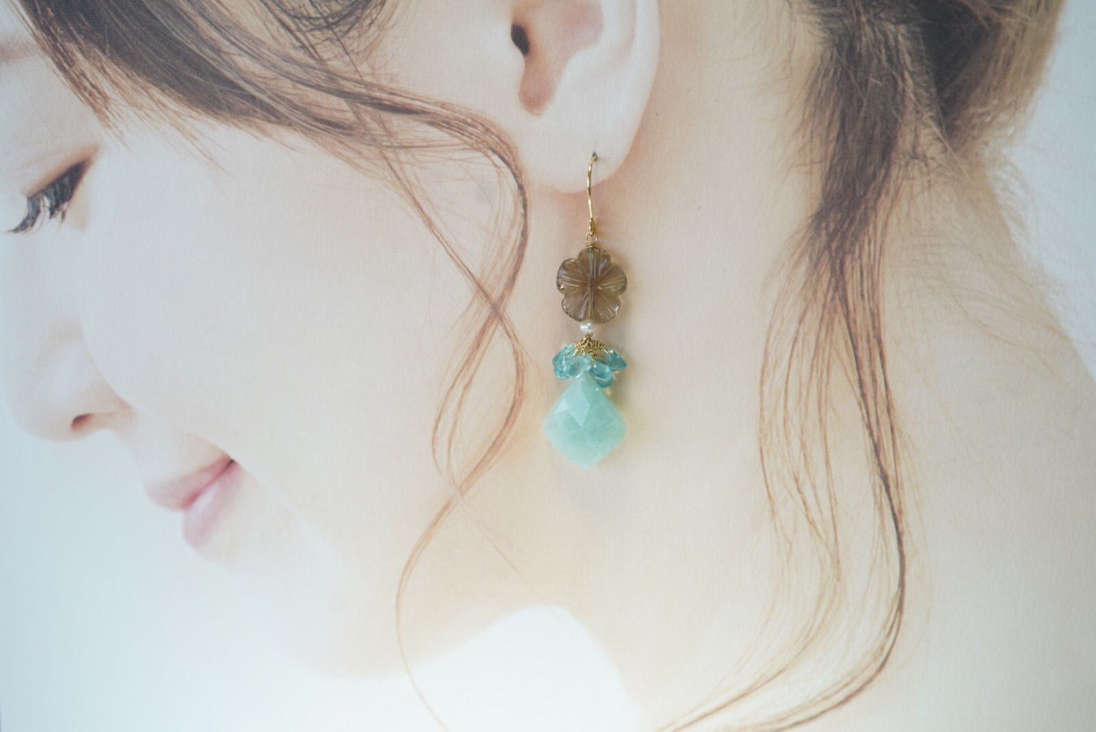 公式 【天然石ピアス】スモーキークォーツ・フラワーカービング