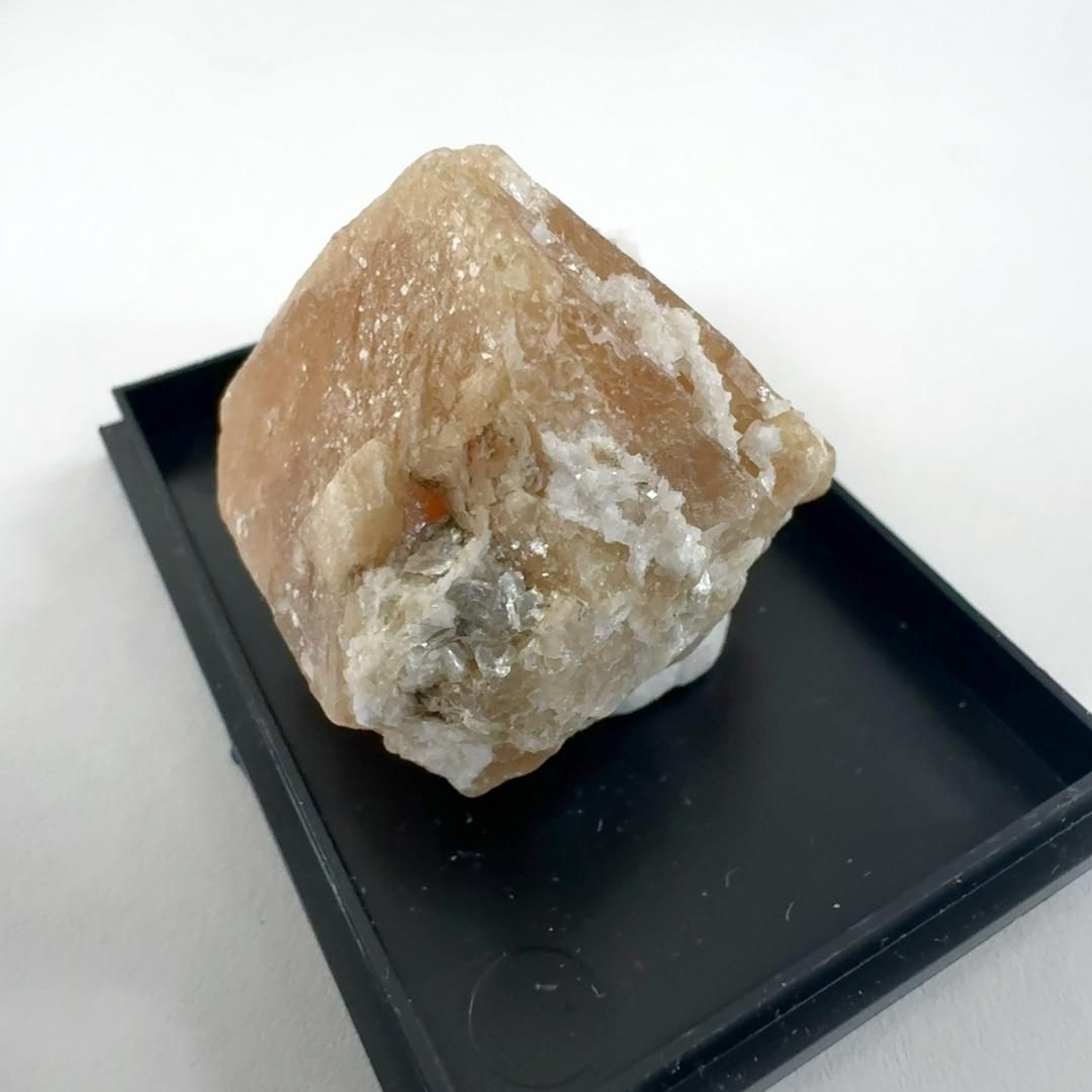 E29861】蛍光鉱物 灰重石 タングステン シェーライト 天然石 鉱物 原石