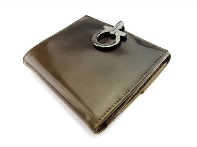 Ferragamo　フェラガモ　Wホック財布　ガンチーニ　レザー　良好品 フェラガモガンチーニ金具 Wホック財布 赤 ゴールド金具 レディース