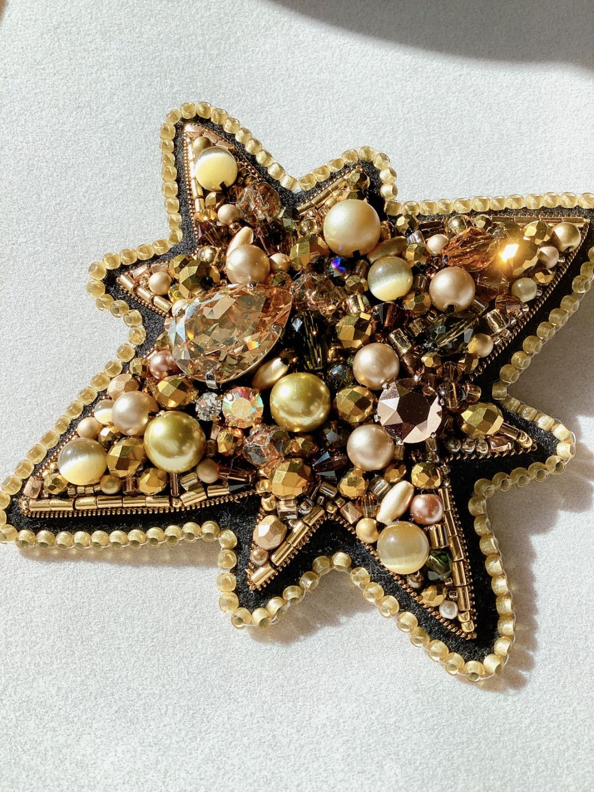 ハンドメイド 立体ビーズ刺繍ブローチ ベツレヘムの星ゴールド - メルカリ